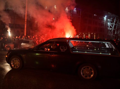 Ανατριχιαστικές στιγμές στην Τούμπα: Χιλιάδες οπαδοί του ΠΑΟΚ υποδέχθηκαν τις επτά σορούς (pics)