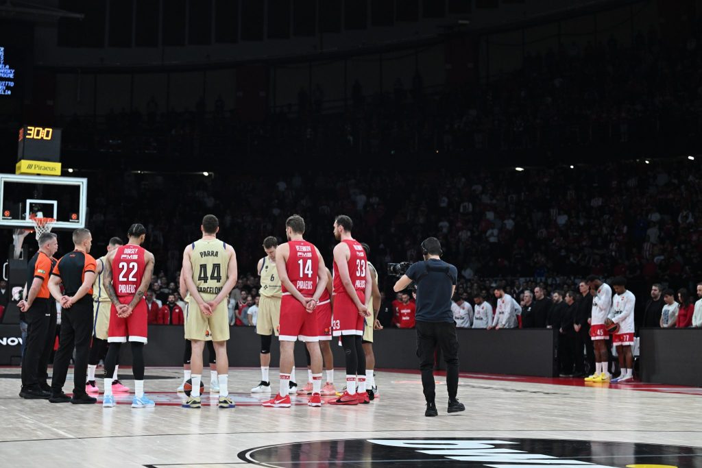 Ενός λεπτού σιγή στο ΣΕΦ για τους αδικοχαμένους οπαδούς του ΠΑΟΚ (vid)