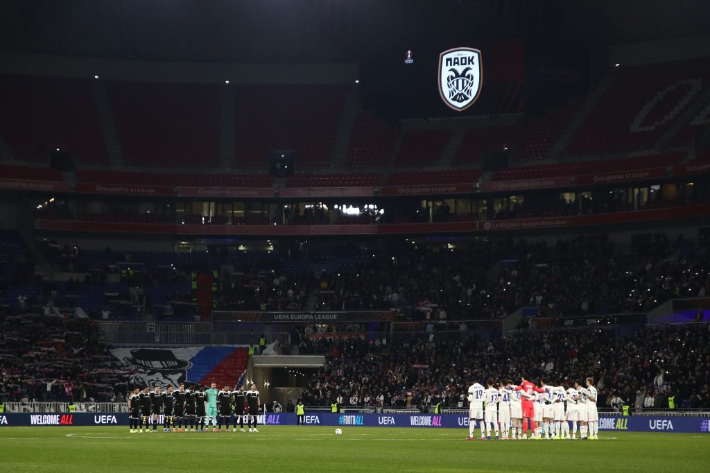 Οι οπαδοί της Λιόν τίμησαν τα θύματα: Πανό στα πέταλα και τα κασκόλ στον ουρανό (vid, pics)