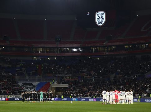 Οι οπαδοί της Λιόν τίμησαν τα θύματα: Πανό στα πέταλα και τα κασκόλ στον ουρανό (vid, pics)