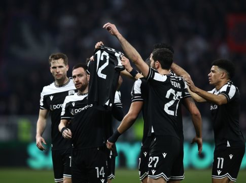 Συγκλονιστική στιγμή: Ο Γιακουμάκης σκόραρε, έδειξε στον ουρανό και δεν πανηγύρισε κανείς – Η αφιέρωση με τη φανέλα (vid)