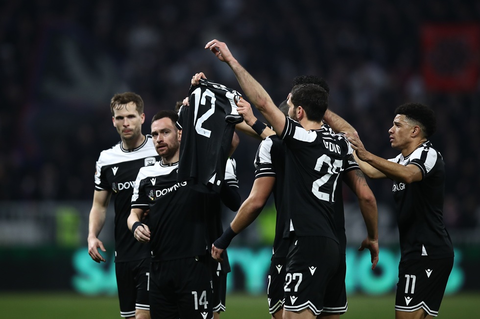 Συγκλονιστική στιγμή: Ο Γιακουμάκης σκόραρε, έδειξε στον ουρανό και δεν πανηγύρισε κανείς – Η αφιέρωση με τη φανέλα (vid)