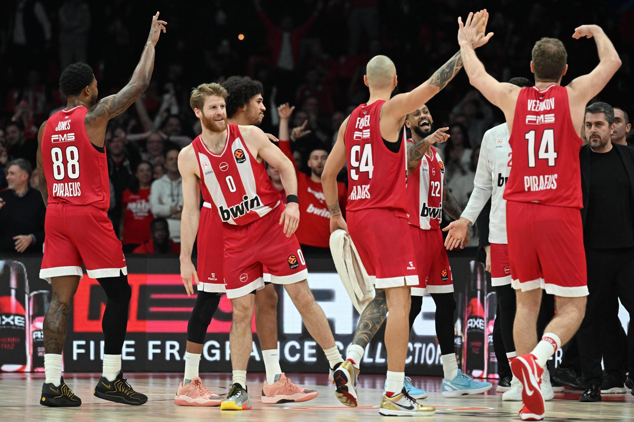 Η παρακάμερα του Ολυμπιακός – Μπαρτσελόνα: Το ντεμπούτο του Κόρι Τζόσεφ και το πανό για τα αετόπουλα (vid)