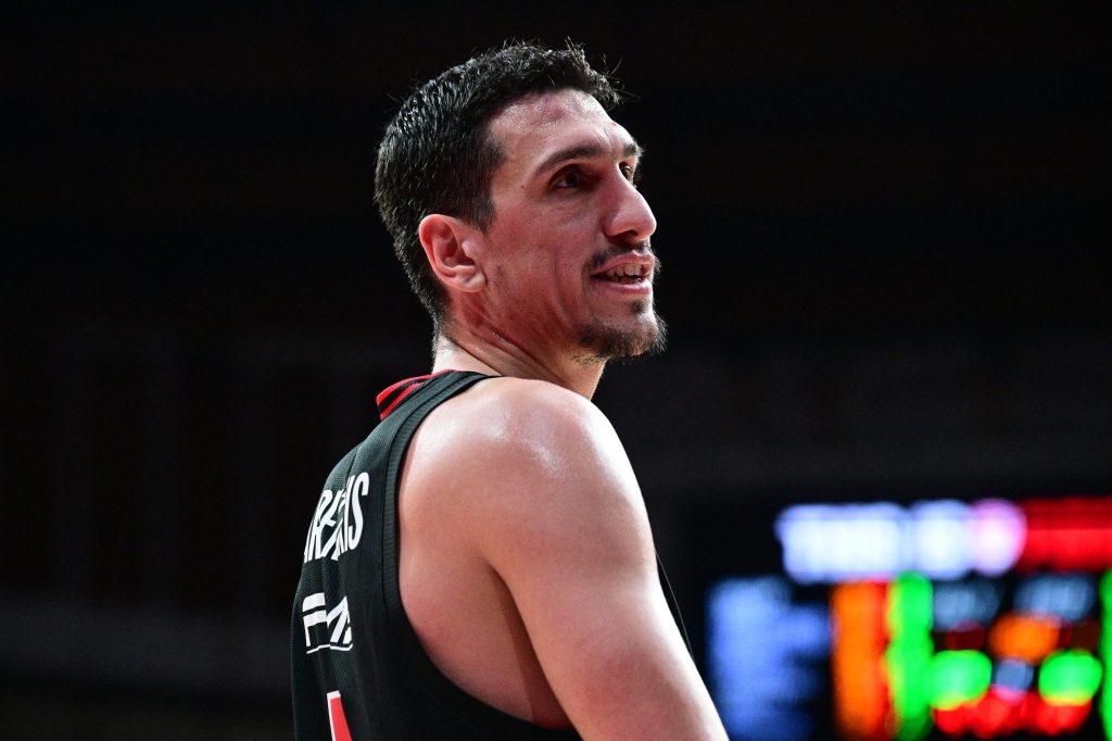 Απίστευτο σκηνικό με Μπαρτζώκα, Λαρεντζάκη και οπαδό στο ΣΕΦ!