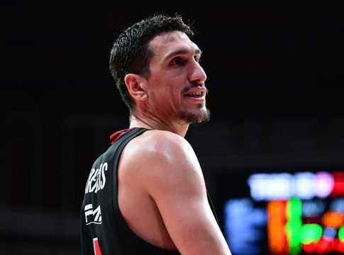 Απίστευτο σκηνικό με Μπαρτζώκα, Λαρεντζάκη και οπαδό στο ΣΕΦ!