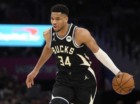 Η εμφάνιση του «διπλού» Αντετοκούνμπο που δεν έφτανε στους Μπακς (vid)