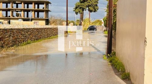 Ηράκλειο: Προβλήματα από την κακοκαιρία – Πλημμύρισαν δρόμοι (pics, vid)
