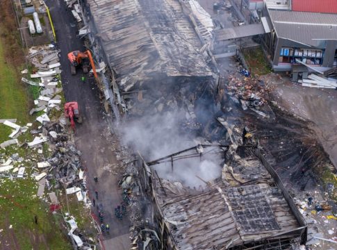 Εργατικό δυστύχημα στα Τρίκαλα: Ανέσυραν την πέμπτη σορό από το εργοστάσιο Βιολάντα οι πυροσβέστες