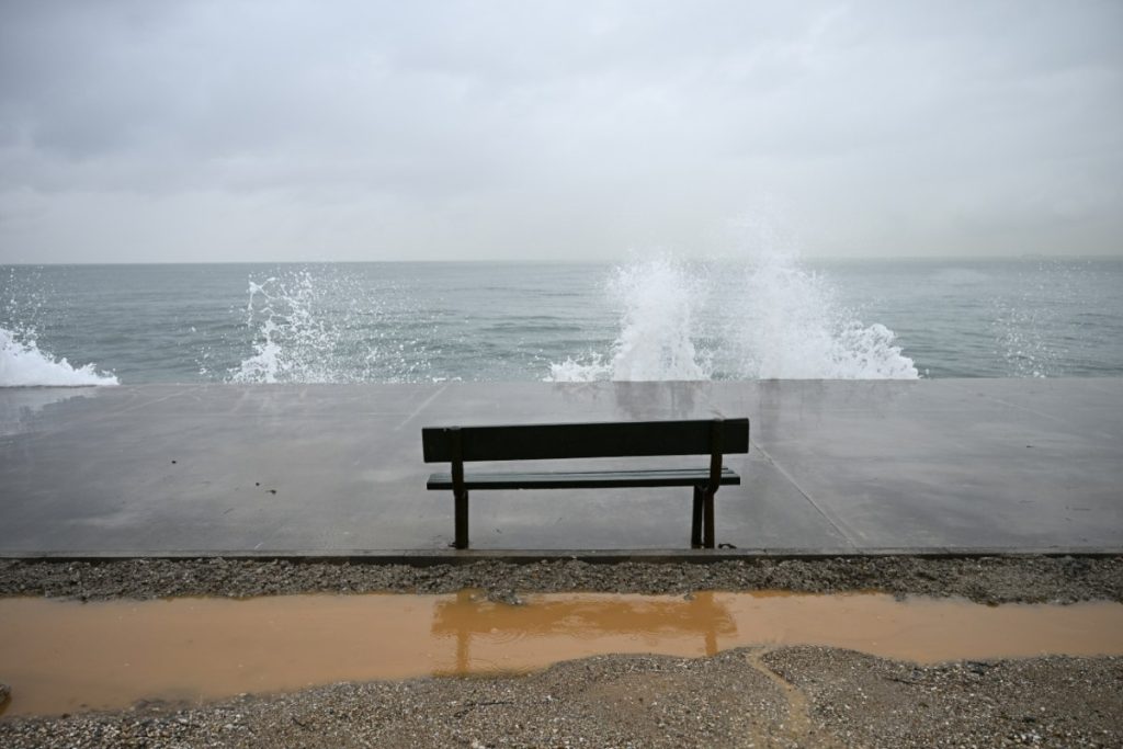 Ανεβαίνει ο υδράργυρος, επιμένουν οι ισχυροί άνεμοι – Πού θα βρέξει