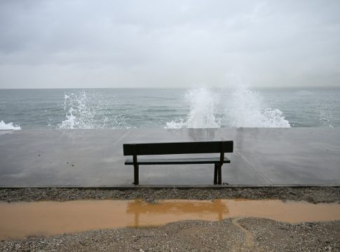 Ανεβαίνει ο υδράργυρος, επιμένουν οι ισχυροί άνεμοι – Πού θα βρέξει