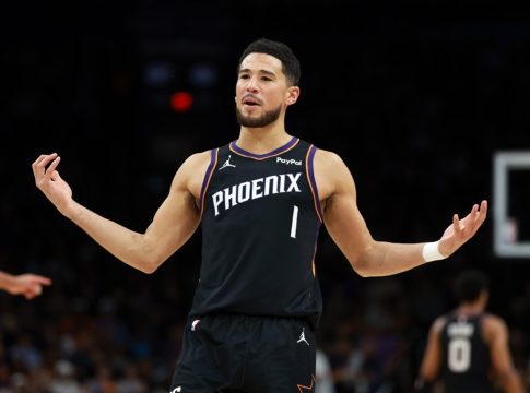 Ο Μπούκερ «τέζαρε» τους Θάντερ (108-105) – Δεύτερη σερί νίκη των Λέικερς επί των Γκρίζλις (120-114)