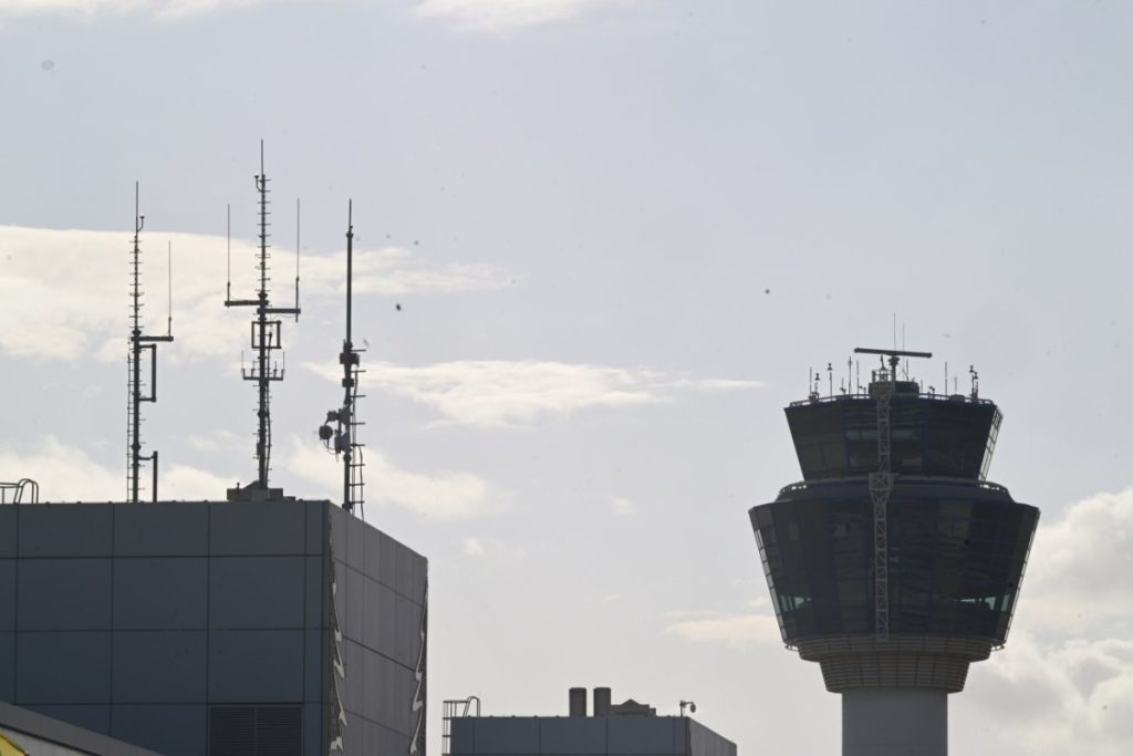 Ερωτήματα για το τεχνικό πρόβλημα στο FIR Αθηνών, «κεραυνοί» των ελεγκτών εναέριας κυκλοφορίας