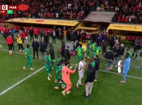 Χαμός στο Ραμπάτ: Πέναλτι για το Μαρόκο στο 90+7′ – Έφυγαν οι Σενεγαλέζοι, τους γύρισε ο Μανέ (vids)
