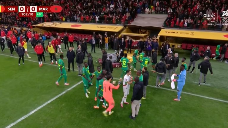 Χαμός στο Ραμπάτ: Πέναλτι για το Μαρόκο στο 90+7′ – Έφυγαν οι Σενεγαλέζοι, τους γύρισε ο Μανέ (vids)