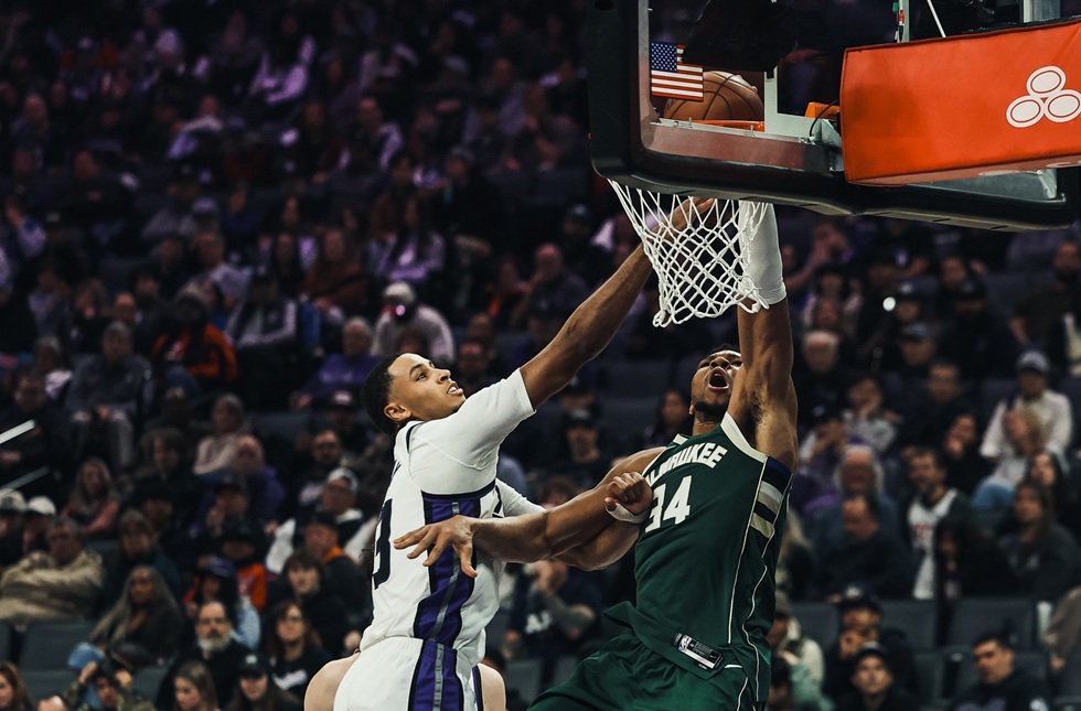 Η κυριαρχική εμφάνιση του Αντετοκούνμπο κόντρα στους Κινγκς (vid)