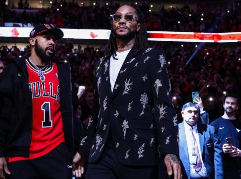 Υποκλίθηκε όλο το ΝΒΑ: Στον ουρανό του «United Center» η φανέλα του Ντέρικ Ρόουζ (pics, vids)