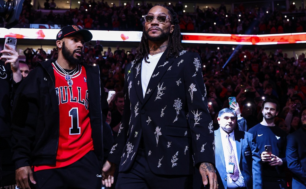 Υποκλίθηκε όλο το ΝΒΑ: Στον ουρανό του «United Center» η φανέλα του Ντέρικ Ρόουζ (pics, vids)