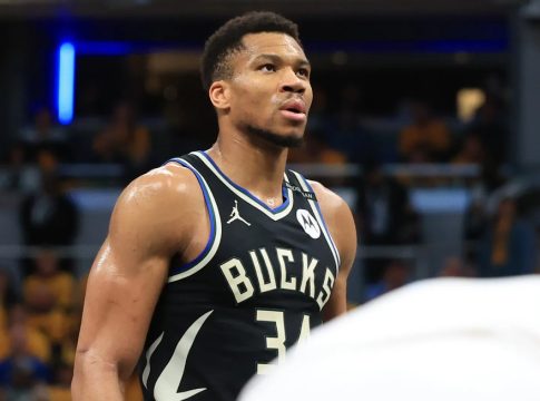 Σοκ με τον Αντετοκούνμπο στους Μπακς – Μένει εκτός για πάνω από έναν μήνα (pic)