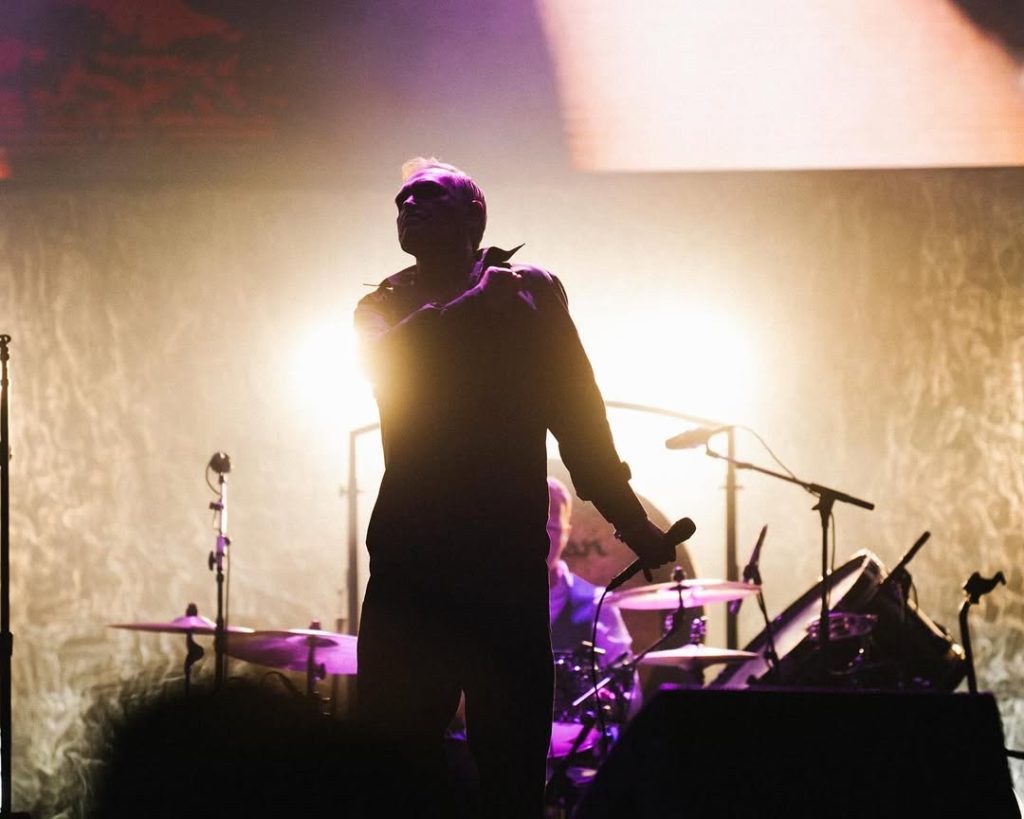 Νέο άλμπουμ, παλιοί λογαριασμοί και ένα μεγάλο ερώτημα: Τι σκεφτόμαστε σήμερα όταν ακούμε τον Morrissey;