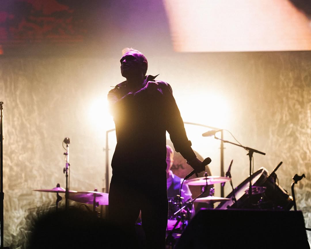 Νέο άλμπουμ, παλιοί λογαριασμοί και ένα μεγάλο ερώτημα: Τι σκεφτόμαστε σήμερα όταν ακούμε τον Morrissey;