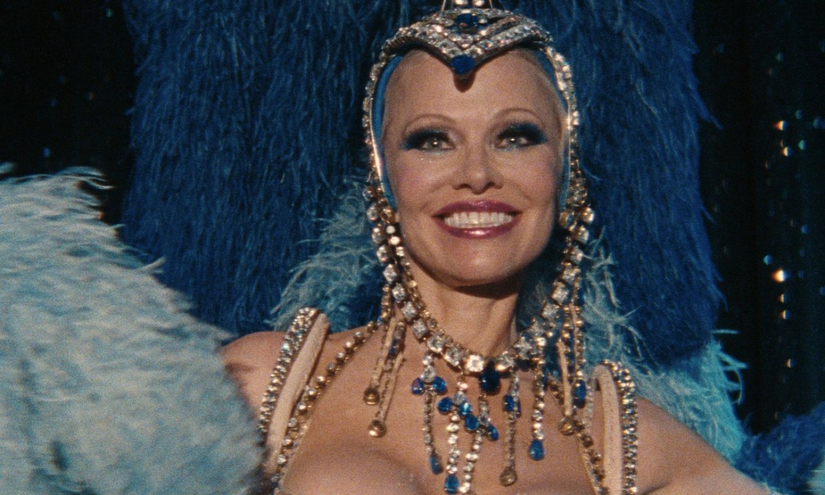 Η Πάμελα Άντερσον αντλεί έμπνευση από τις παλιές κωμωδίες και την Ζαν Μορό