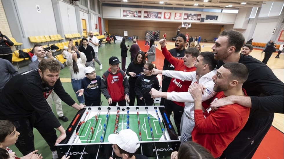 Ολυμπιακός: 100 παιδιά από τα Παιδικά Χωριά SOS επισκέφθηκαν το ΣΕΦ και γνώρισαν τα ινδάλματά τους (pics)