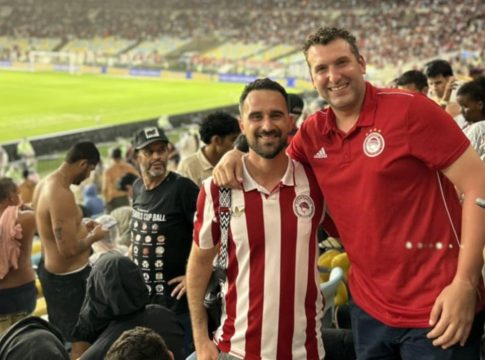 Μόνο ο κόσμος του Ολυμπιακού αυτά – Με ερυθρόλευκες φανέλες στο ντέρμπι του «Μαρακανά» (pics, vid)