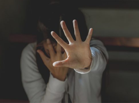 Φρίκη στην Κρήτη: Πατέρας κατηγορείται ότι κακοποιούσε τις δύο κόρες του – Άφησε έγκυο τη μία