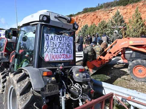 Ποιοι είναι οι άνθρωποι πίσω από τα τρακτέρ: Μειώνονται σε αριθμό, «γκριζάρουν» σε ηλικία οι Έλληνες αγρότες