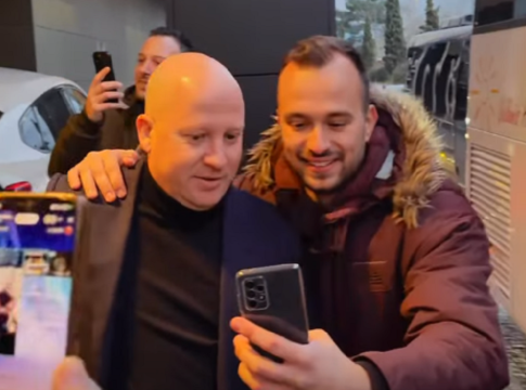 Οπαδοί της ΑΕΚ αποθέωσαν την αποστολή στο ξενοδοχείο πριν την αναχώρηση για το γήπεδο (vid)