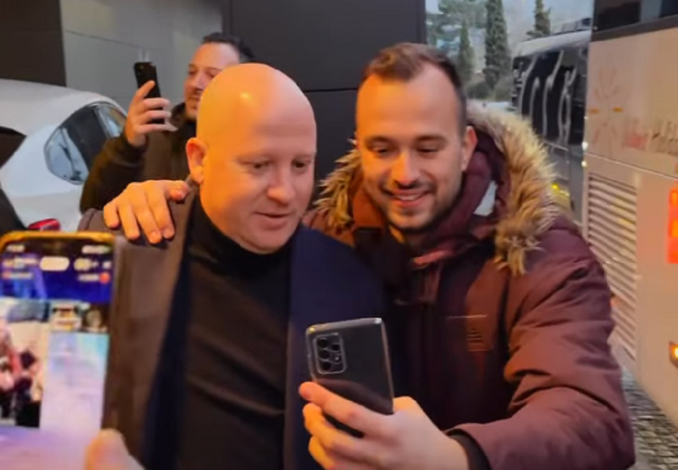 Οπαδοί της ΑΕΚ αποθέωσαν την αποστολή στο ξενοδοχείο πριν την αναχώρηση για το γήπεδο (vid)