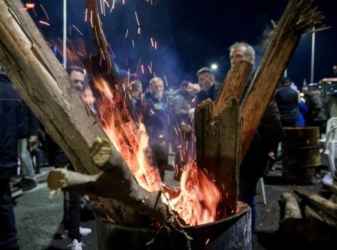 Μπλόκα: «Ναυάγησε» η συνάντηση των αγροτών με τον πρωθυπουργό – Καταγγέλλουν την κυβέρνηση για απόπειρα διάσπασης