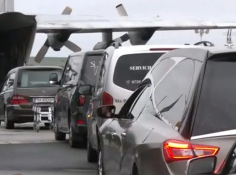 Ρίγη συγκίνησης στο αεροδρόμιο της Τιμοσοάρα: Επαναπατρίζονται με το C130 οι σοροί των επτά φιλάθλων του ΠΑΟΚ