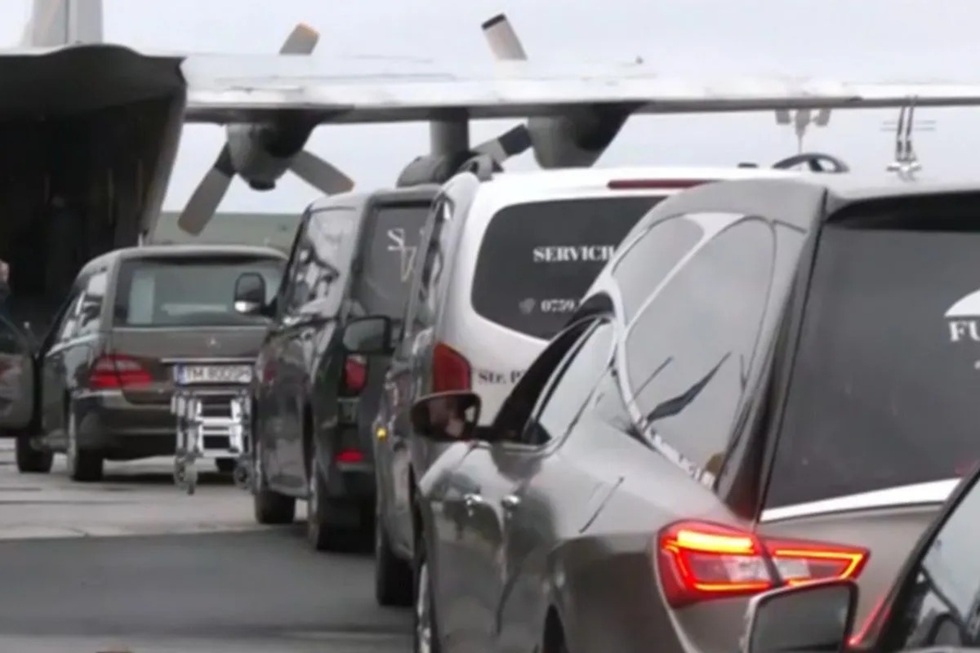 Ρίγη συγκίνησης στο αεροδρόμιο της Τιμοσοάρα: Επαναπατρίζονται με το C130 οι σοροί των επτά φιλάθλων του ΠΑΟΚ