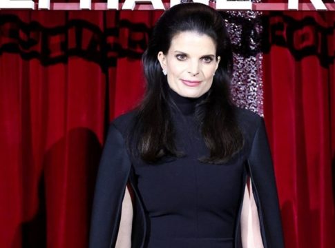 Η σπάνια εμφάνιση της Αθηνάς Ωνάση με λουκ αλά Τζάκι Κένεντι σε επίδειξη μόδας στο Παρίσι (pic)