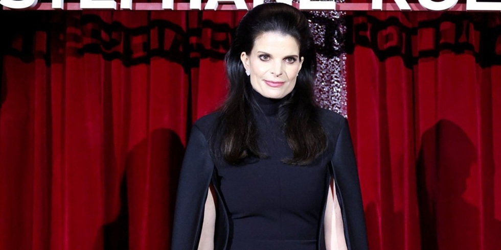 Η σπάνια εμφάνιση της Αθηνάς Ωνάση με λουκ αλά Τζάκι Κένεντι σε επίδειξη μόδας στο Παρίσι (pic)