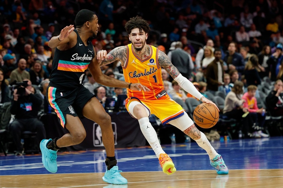 Χόρνετς – Σπερς 111-106: «Παρέσυρε» και το Σαν Αντόνιο η ασταμάτητη Σάρλοτ