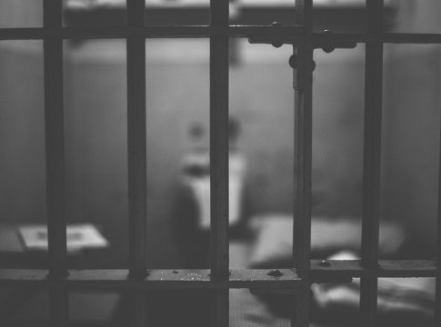 Ηράκλειο: Στη φυλακή 39χρονος που επιτέθηκε με τσεκούρι σε μητέρα με το ανήλικο παιδί της