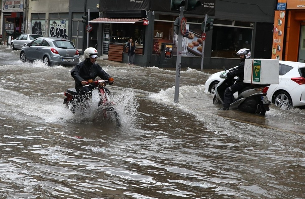 Έκτακτα μέτρα σε δημόσιο και ιδιωτικό τομέα λόγω της κακοκαιρίας – Τι ισχύει για τους εργαζόμενους