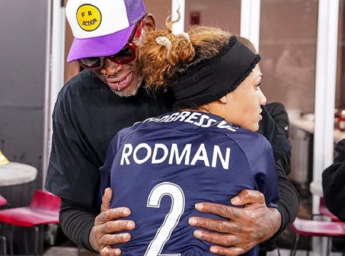 Τρίνιτι Ρόντμαν, η αποξενωμένη κόρη του Ντένις έγινε η πιο ακριβοπληρωμένη παίκτρια παγκοσμίως