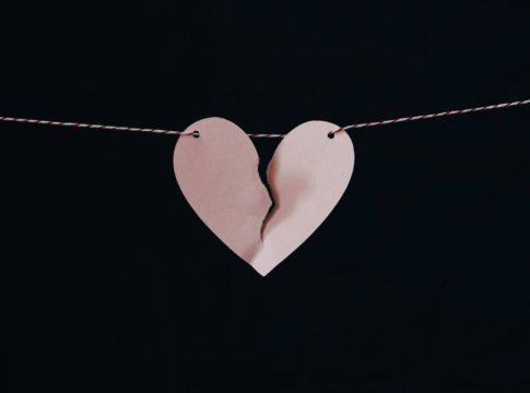 Χωρισμός-βόμβα για διάσημο ελληνικό ζευγάρι – Δεν άντεξε το… κέρατο η δημοσιογράφος