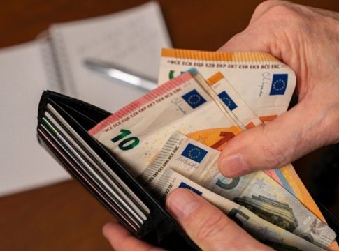 Μέσα στον Ιανουάριο αρχίζουν οι συζητήσεις για τον κατώτατο μισθό – Πόσο θα αυξηθεί