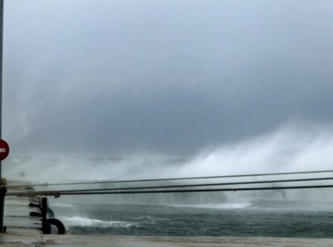 Καιρός: Θυελλώδεις νοτιάδες σε Ιόνιο και Αιγαίο – Πού θα έχει ισχυρές βροχές και καταιγίδες