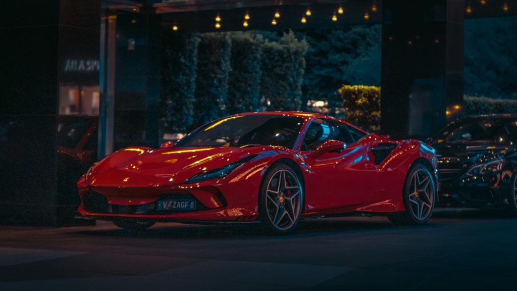 Ο Έλληνας εφοπλιστής με τις 50 πανάκριβες Ferrari – Δείτε σπάνια φωτογραφία