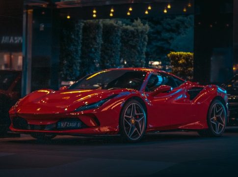 Ο Έλληνας εφοπλιστής με τις 50 πανάκριβες Ferrari – Δείτε σπάνια φωτογραφία