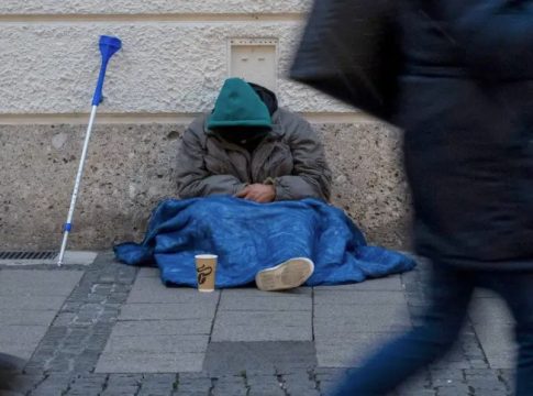 Μέτρα για την προστασία των αστέγων από τις χαμηλές θερμοκρασίες σε Αθήνα και Πειραιά