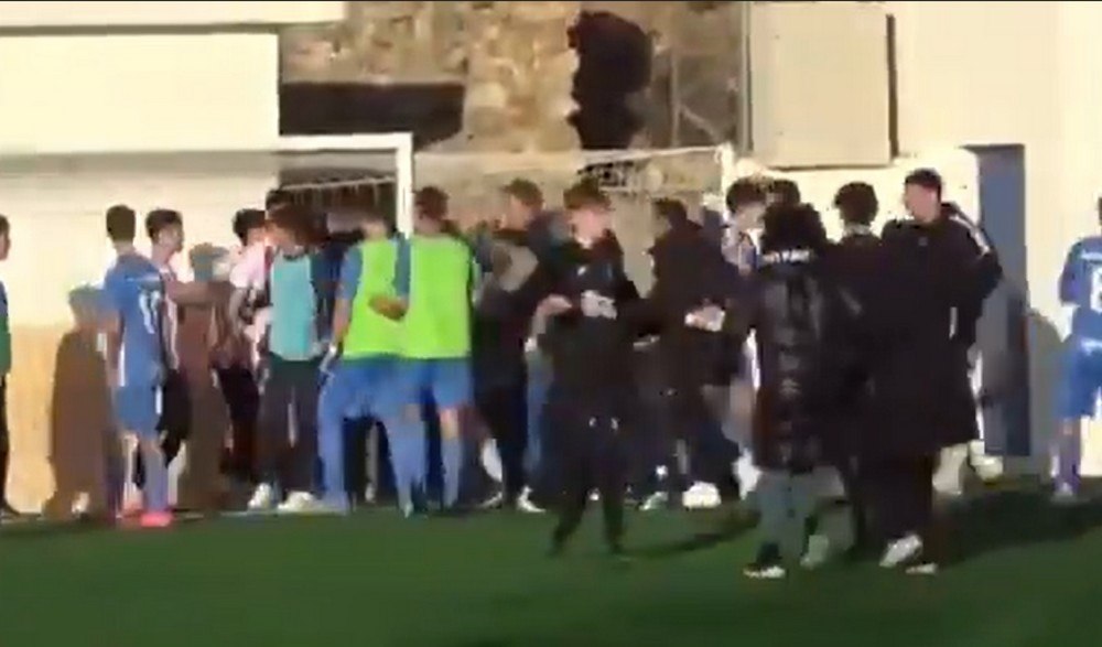 Απίθανα πράγματα: Ξύλο σε αγώνα πρωταθλήματος Νέων στην Ισπανία – Μπήκαν στο γήπεδο οι γονείς (vids)
