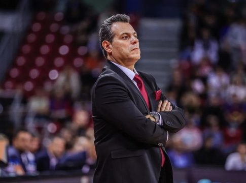 Ο Ιτούδης «εξερράγη» με τους διαιτητές με τον Οτούρου να προσπαθεί να τον… συγκρατήσει (vid)