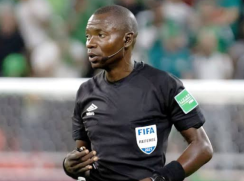 Ο διαιτητής του τελικού έβαλε τα γέλια όταν αντιλήφθηκε το χάος που προκάλεσε (vid)