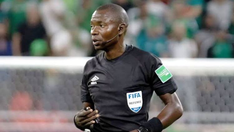 Ο διαιτητής του τελικού του Κόπα Άφρικα έβαλε τα γέλια όταν αντιλήφθηκε το χάος που προκάλεσε (vid)